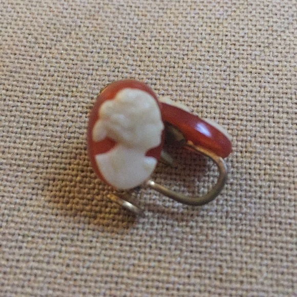 Vintage Screwback Cameo Earrings - Picture 2 of 5